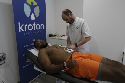 Shaquille O’Neal, durante la revisión médica a cargo del doctor Roger Poblet.