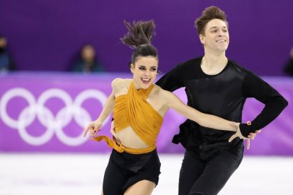 Sara Hurtado i el rus nacionalitzat Kirill Khaliavin, durant la jornada d’ahir. A la dreta, Hernández va tornar amb la seua medalla.