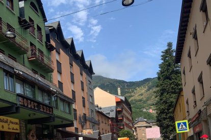 Protesta a Vielha pels preus de l’habitatge de lloguer - Veïns d’Aran van protestar ahir pels carrers de Vielha contra els elevats preus del lloguer dels habitatges, que s’atribueixen en bona part a la preferència dels propietaris per lloga ...