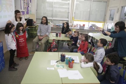 Çagla i Nico, durant una classe d’anglès en la qual ajuden la professora a ensenyar l’idioma.