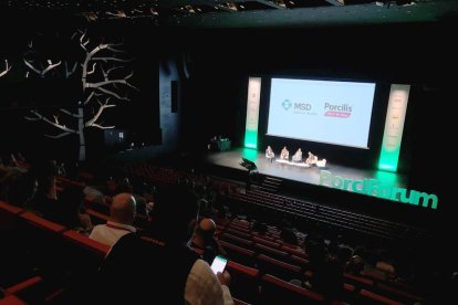 Un moment de la conferència de Llanes, Gómez i Cassanyé, ahir, a la Llotja.