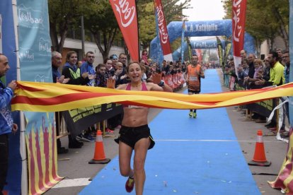 La ganadora en categoría femenina, Laia Andreu. 			 Un grupo de atletas en los primeros instantes de la carreara.