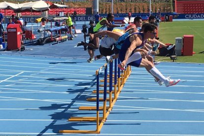 Arnau Erta, en primer término, durante la carrera de semifinales por la mañana donde acabó segundo.