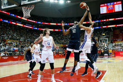 El nord-americà Myles Turner lluita amb un rival, en una acció del partit amb els txecs.