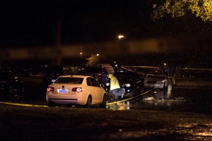 Una de las víctimas fue hallada en el interior de un vehículo en los exteriores del edificio.