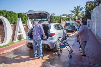 Algunos de los ancianos desalojados tras el incendio.