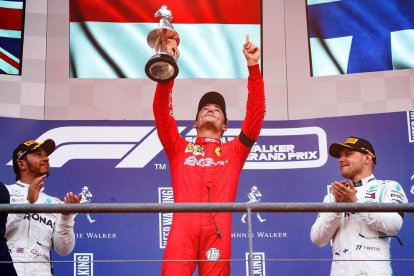 Charles Leclerc celebra la primera victòria en Fórmula 1 al podi de Spa-Franchorchamps amb Hamilton i Bottas.