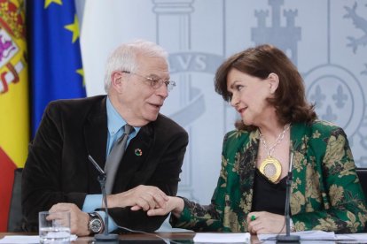 Imagen de Josep Borrell y Carmen Calvo en la rueda de prensa tras el Consejo de Ministros, ayer.