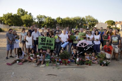 Decenas de vecinos participaron ayer en una plantada de flores en Ciutat Jardí. 