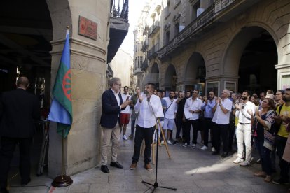 Despleguen als porxos de la Paeria una placa en record de les víctimes gitanes de la Gran Batuda