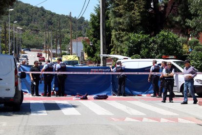 Los Mossos trabajaban ayer en el lugar del crimen.