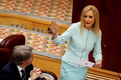 La presidenta de la comunidad de Madrid, Cristina Cifuentes, durante el pleno celebrado ayer.