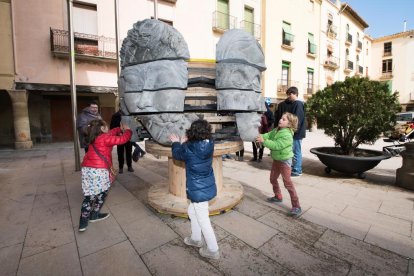 Nens interactuen amb una de les escultures de ‘Mènsula’.