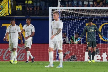 Los jugadores del Real Madrid, cabizbajos tras encajar el segundo gol del Villarreal.