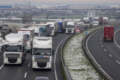 Camiones en la A-2 en Tàrrega cuando se levantó el veto para circular a primera hora de la mañana. 