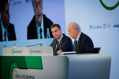 El jefe del Ejecutivo, Pedro Sánchez, y el presidente del Cercle d’Economia, Juan José Brugera, ayer.