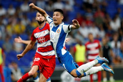 Wu Lei cae ante el defensa del Granada, Duarte.