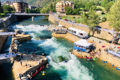 Una imatge aèria del camp de regates de l’Aigüerola de Sort, on ahir es va reprendre la competició després de la jornada de descans.