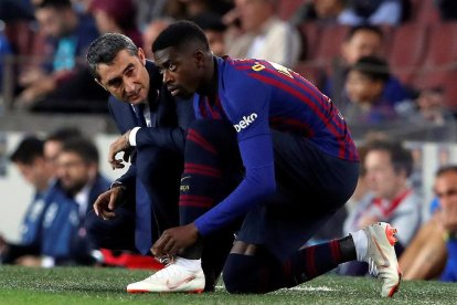 Valverde alliçona Dembélé abans que el francès entrés per suplir Messi davant del Sevilla.