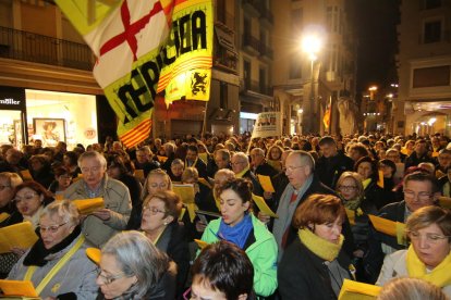 Concentració - Centenars de lleidatans es van concentrar ahir, com cada dilluns, davant de la Paeria per demanar la llibertat dels presos polítics i el final del 155. En aquesta ocasió, els cantaires van entonar també lletres a favor de la imme ...