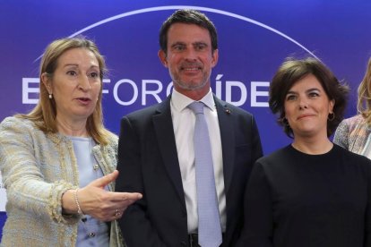 Ana Pastor, junto al ex dirigente galo Manuel Valls y Soraya Sáenz de Santamaría.