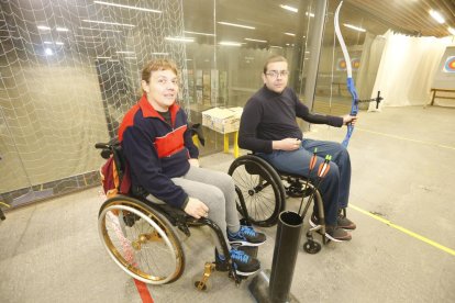 Dolors Gou y Ferran de la Casa deben vencer muchas dificultades para acceder al altillo del pabellón donde practican el tiro con arco.