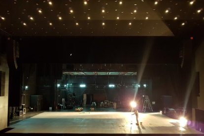 Obres a l'escenari de la Llotja de Lleida.