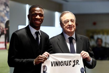 Vinicius Jr., ahir al costat del president Florentino Pérez.