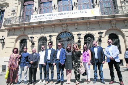 Pueyo, acompañado de Postius, Talamonte y el resto de ediles de su gobierno, posando ayer junto a la pancarta de avenida de Blondel. 