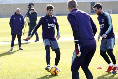 Messi, a la derecha, en una sesión de entrenamiento con sus compañeros.