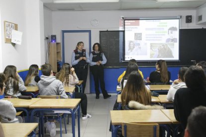 Momento de la charla de los Mossos d’Esquadra ayer en el Col·legi Sant Jaume-Les Heures.