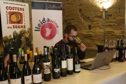 L’enòleg de la ‘Guía Peñín’ Juan Luis Morales, durant el seu tast a la Seu Vella de Lleida.