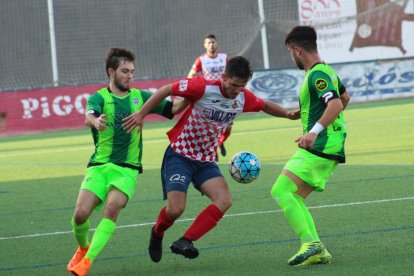 Trota controla una pilota davant la pressió de dos jugadors del Viladecans, ahir durant el partit.