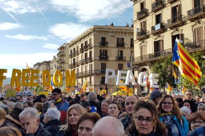 Manifestantes en la concentración de Ómnium Cultural, en la estación de França de Barcelona.