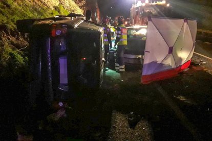 L'accident es va produir a les 21.15 hores de dijous a l'encreuament amb la carretera de Graus. A la imatge, un dels vehicles sinistrats