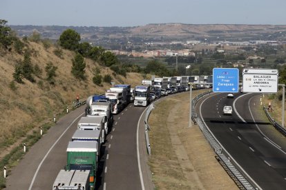 Imatge de les retencions que es van generar a l’A-2 a Lleida com a conseqüència del tall de l’autovia.