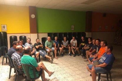 Reunión anoche en Aspa de los agricultores afectados por la oleada de robos de almendros.