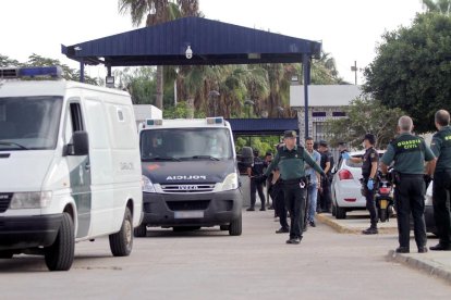 Efectivos de la Guardia Civil trasladan a los inmigrantes tras el salto. 