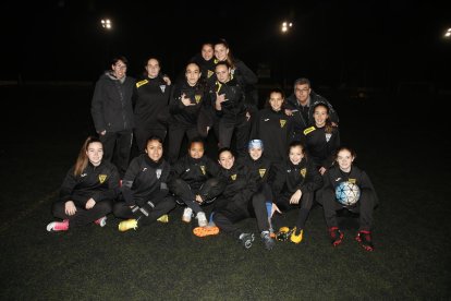 Las jugadoras y los entrenadores del equipo sub-17 del CF Pardinyes.