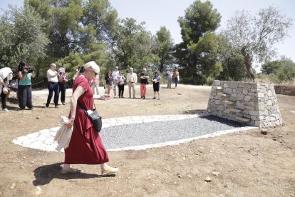 L’artista austríaca establerta des de fa cinc dècades a Espanya va presentar ahir als mitjans de comunicació l’escultura ‘La huella’.