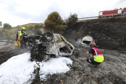 Els dos vehicles implicats van quedar calcinats després de l’accident.