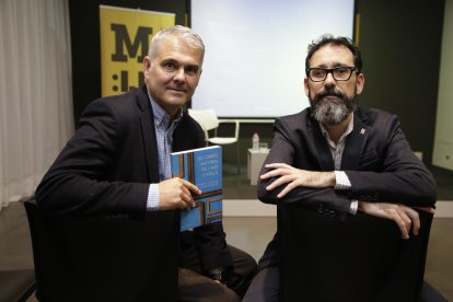 El museo ‘imaginario’ de Artur Ramon  -  El anticuario y divulgador de la historia del arte Artur Ramon presentó ayer en el Museu de Lleida su libro Les obres mestres de l’art català (Rosa dels Vents), en un acto conducido por el historiado ...