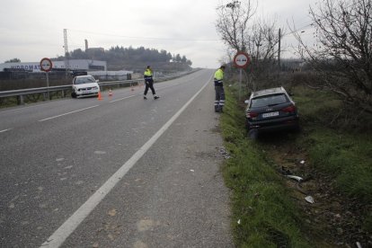 Vista de los turismos accidentados ayer en la LP7041 en Soses. 