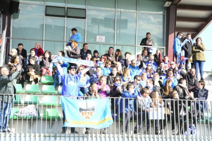 Seguidores del Lleida Esportiu hace dos jornadas en las gradas del campo del Cornellà. 