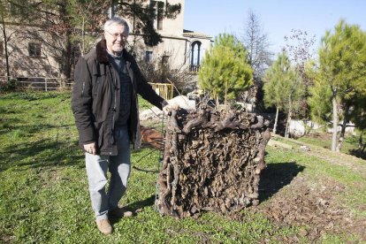 L’alcalde, Salvador Bonjoch, amb un dels nius.