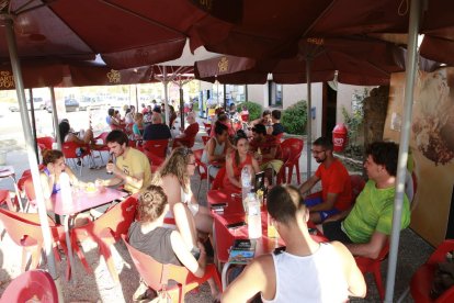 Foto de archivo de un grupo de turistas en Àger. 