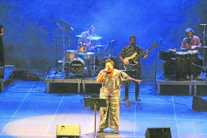 La cantant Edna Sey a l’interpretar la cançó de La Trinca ‘Sermó’.