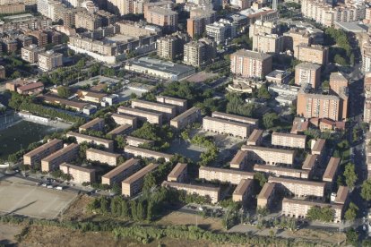 Imatge aèria de blocs de pisos socials al barri de la Mariola.