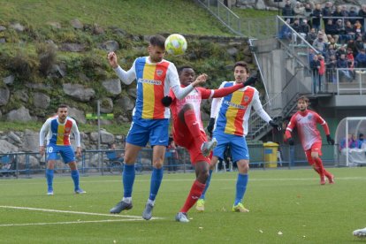 Alpha, que acabó expulsado, pelea por un balón con Adrià Vilanova, ayer durante el partido en Prada de Moles.