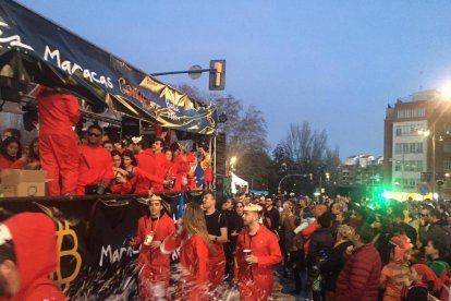 Miles de personas custiodian las 50 carrozas de Carnaval en Lleida